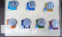 Συλλεκτικά pins των Ολυμπιακών αγώνων Αθήνα 2004 σε κορνίζα.
