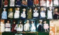 Συλλογή από 40 πορσελάνινες χειροποίητες κούκλες από την DEAGOSTINI άθικτες στο κουτί τους όλες μαζί 200 ευρω